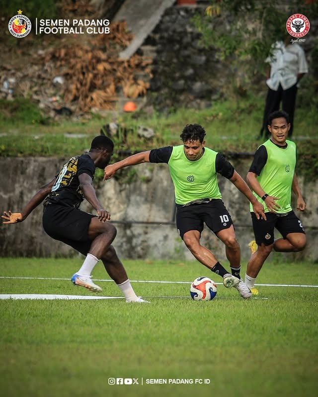 Kianz Froesse dan Alhassan Wakasso (Foto: Semen Padang FC)